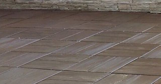 Бетонная брусчатка двора в Тайшете в октябре