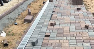 Профессиональная укладка плитки на улице в Тайшете в октябре