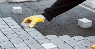 Монтаж тротуарной плитки на даче в Тайшете в октябре