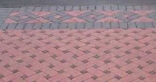 Укладка тротуарной плитки на старое бетонное основание в Тайшете в октябре