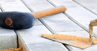 Профессиональная укладка тротуарной брусчатки в Тайшете в октябре