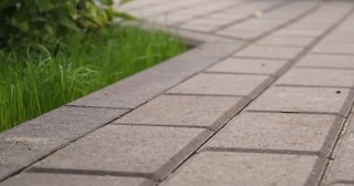 Профессиональная укладка тротуарных дорожек в Тайшете в октябре