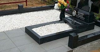 Профессиональное благоустройство мест захоронений в Тайшете в октябре