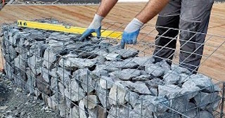 Устройство подпорной стенки из габионов в Тайшете в октябре
